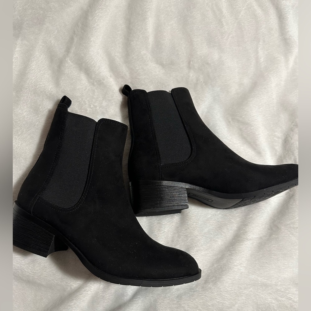 Kenneth Cole Reaction Women's Salt Chelsea Ankle Boot - Picture 2 of 7